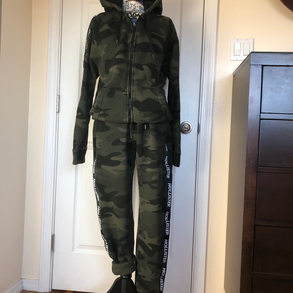 **Hollister Camo joggers**